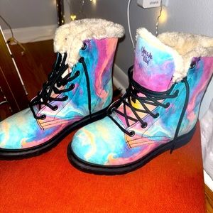 NEVER WORN BRAND NEW Winter women’s boots in 6.5 multicolor.